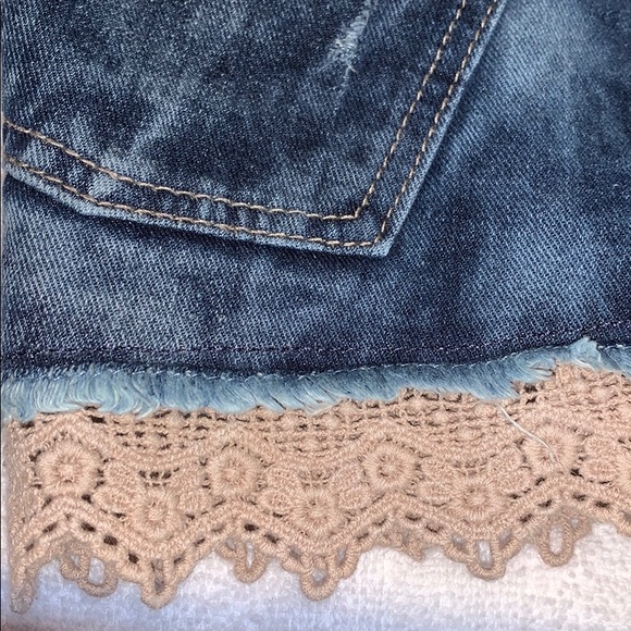 EUC Free People jean shorts with tan lace. Size 25 - Picture 5 of 8